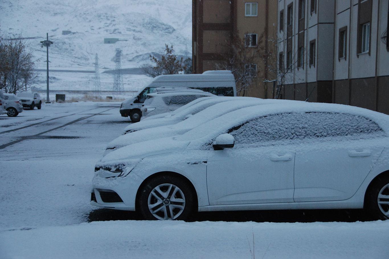 Bitlis'te beklenen kar yağışı başladı